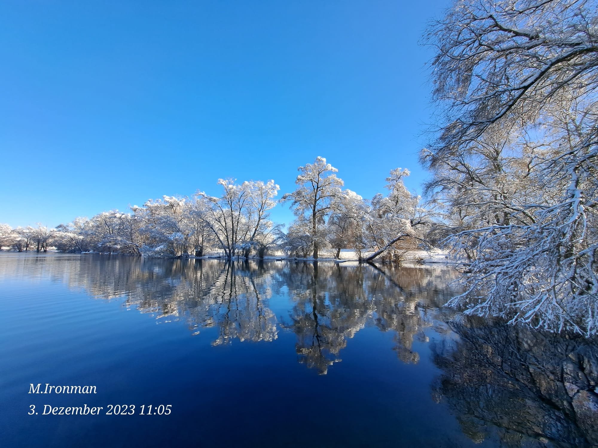 Schneebedeckter Blick über den Gurrenhofsee