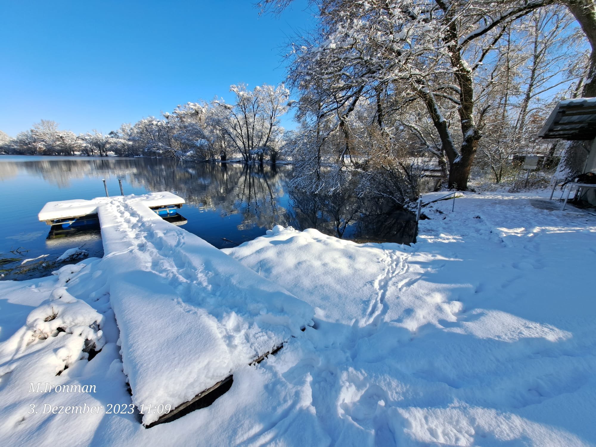 Winterlicher Steg mit Eis am Vereinsgelände